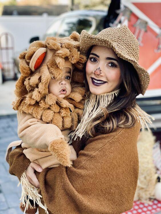 Safari Explorers - Adventurous Mommy Zookeeper and Little Lion Cub