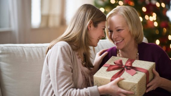 Thoughtful and Heartwarming Christmas Gifts for Boyfriend’s Mom